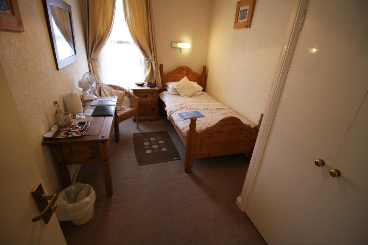 The Lodge Суиндън Екстериор снимка