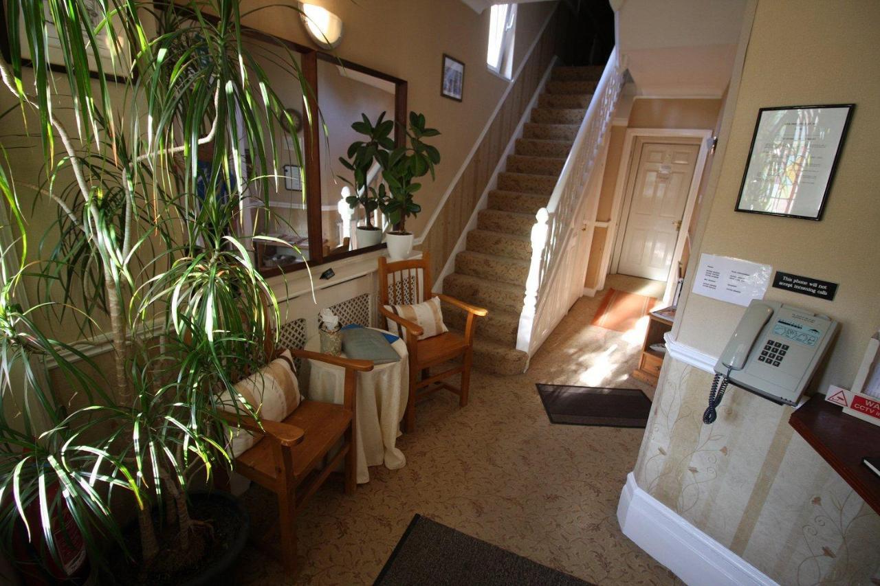 The Lodge Суиндън Екстериор снимка
