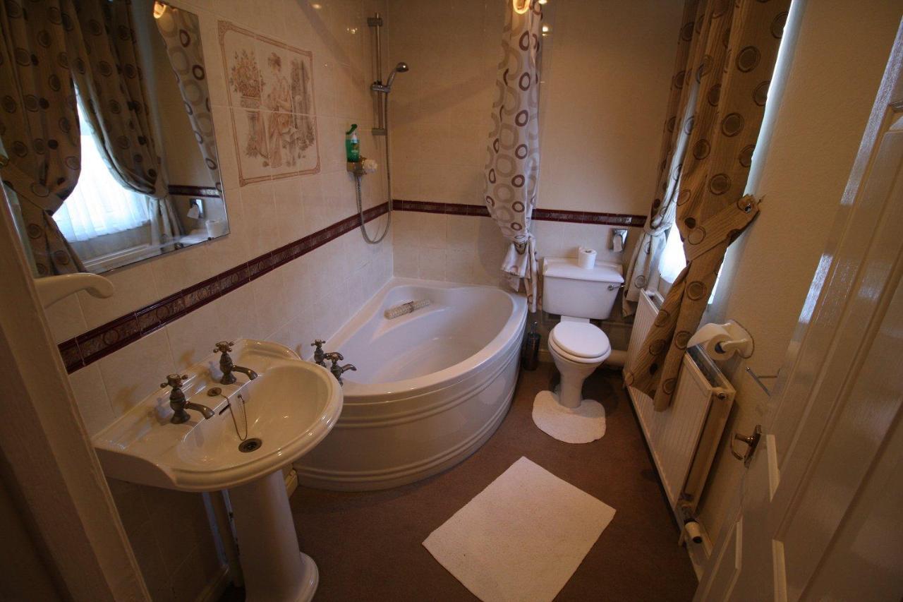 The Lodge Суиндън Екстериор снимка